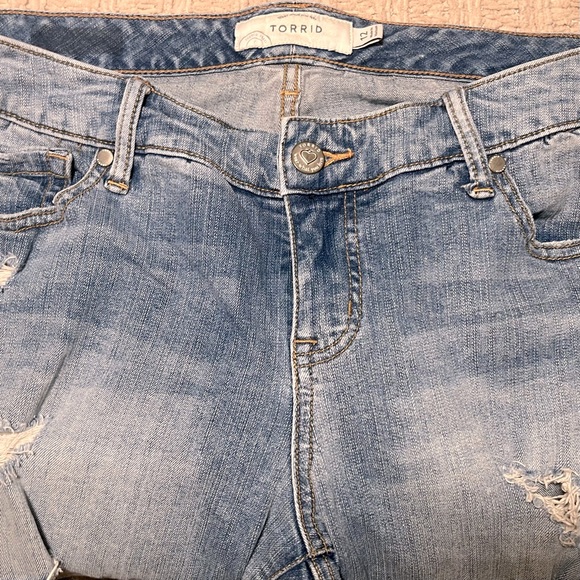 TORRID DISTRESSED BOYFRIEND JEANS. MEDIUM WASH SIZE 12 - Picture 3 of 7